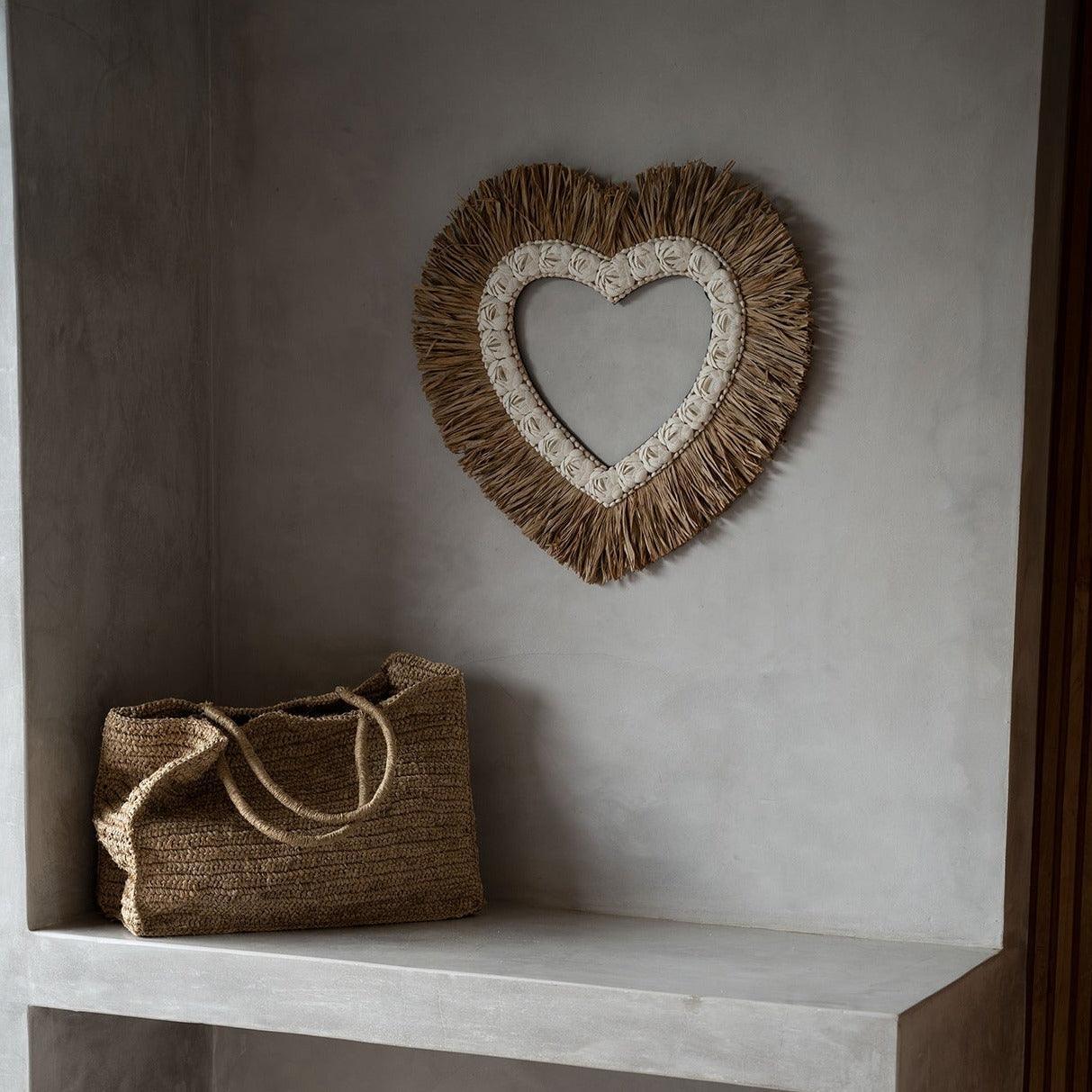 The Raffia Shell Heart - Natural White - Large , wanddecoratie , Bazar Bizar , livinglovely.nl