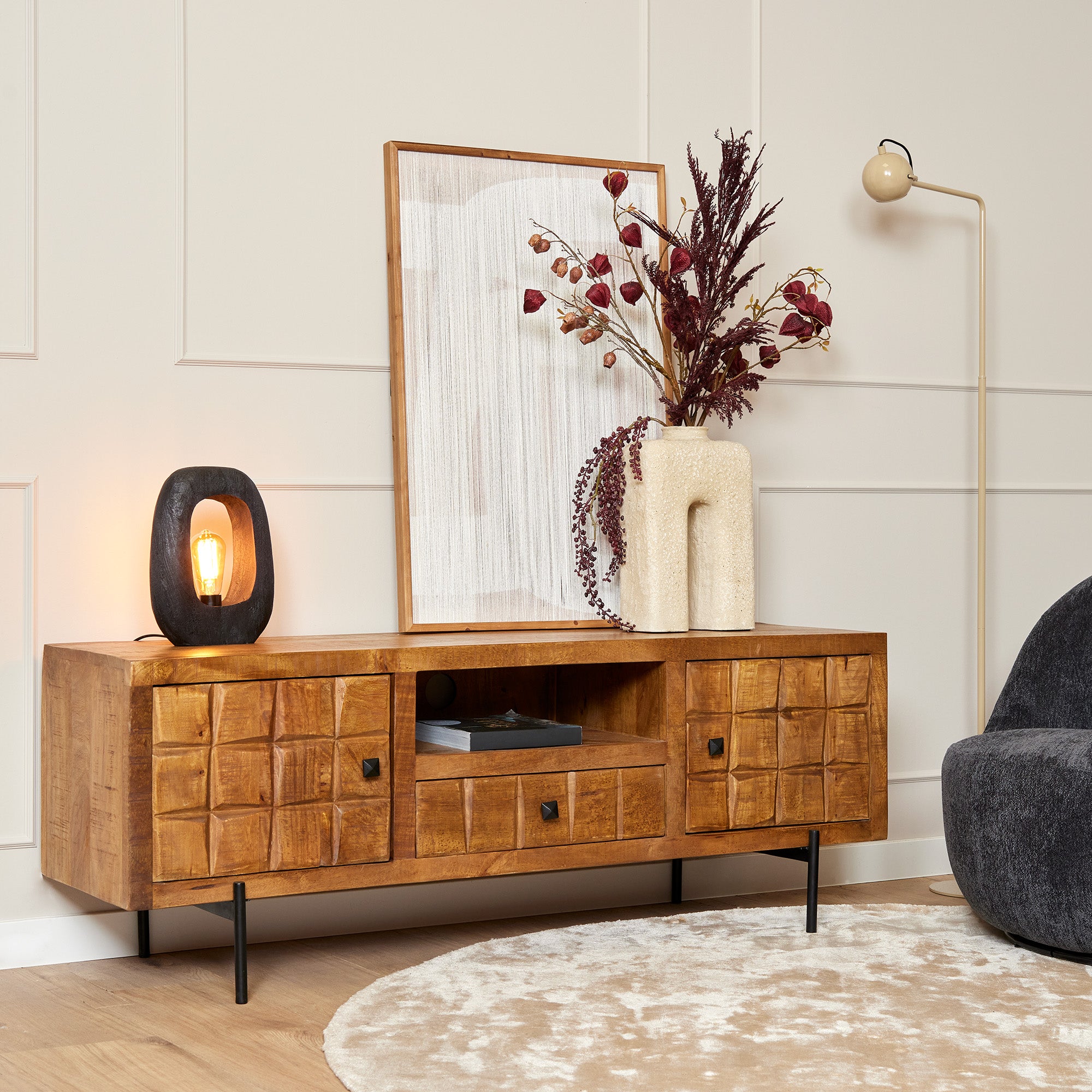 TV-meubel Brandy Mangohout 150cm van Starfurn, mangohouten tv meubel met blokkenpatroon op metalen onderstel