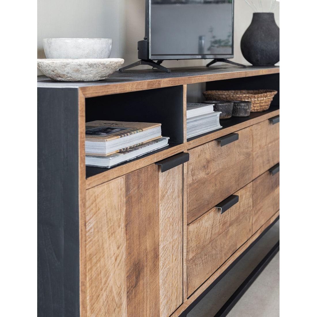TV-meubel Cosmo No.3 150cm van DTP Home in een woonkamer
