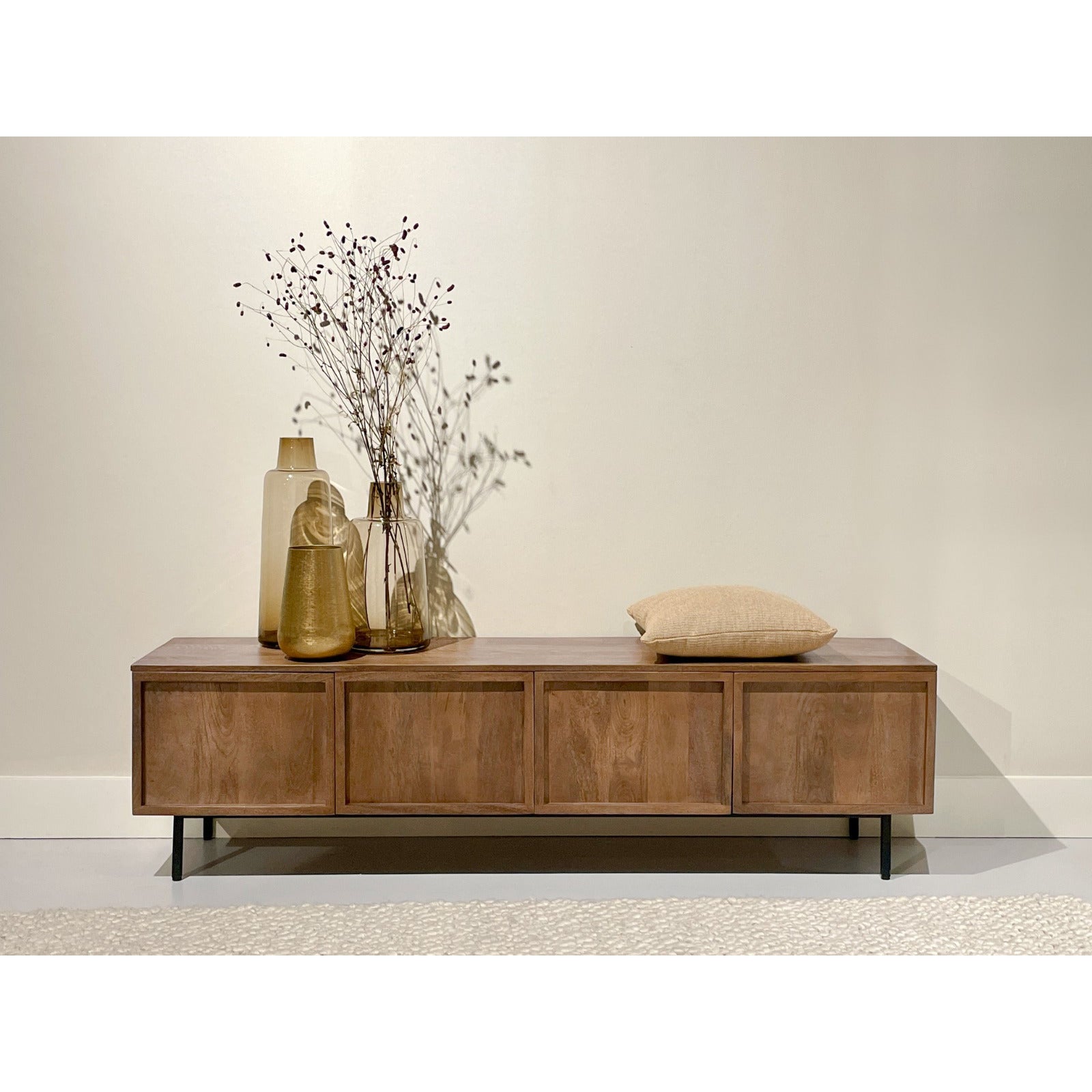 TV-meubel Elan 180cm in Pecan, warm middenbruin mangohout met zwart onderstel