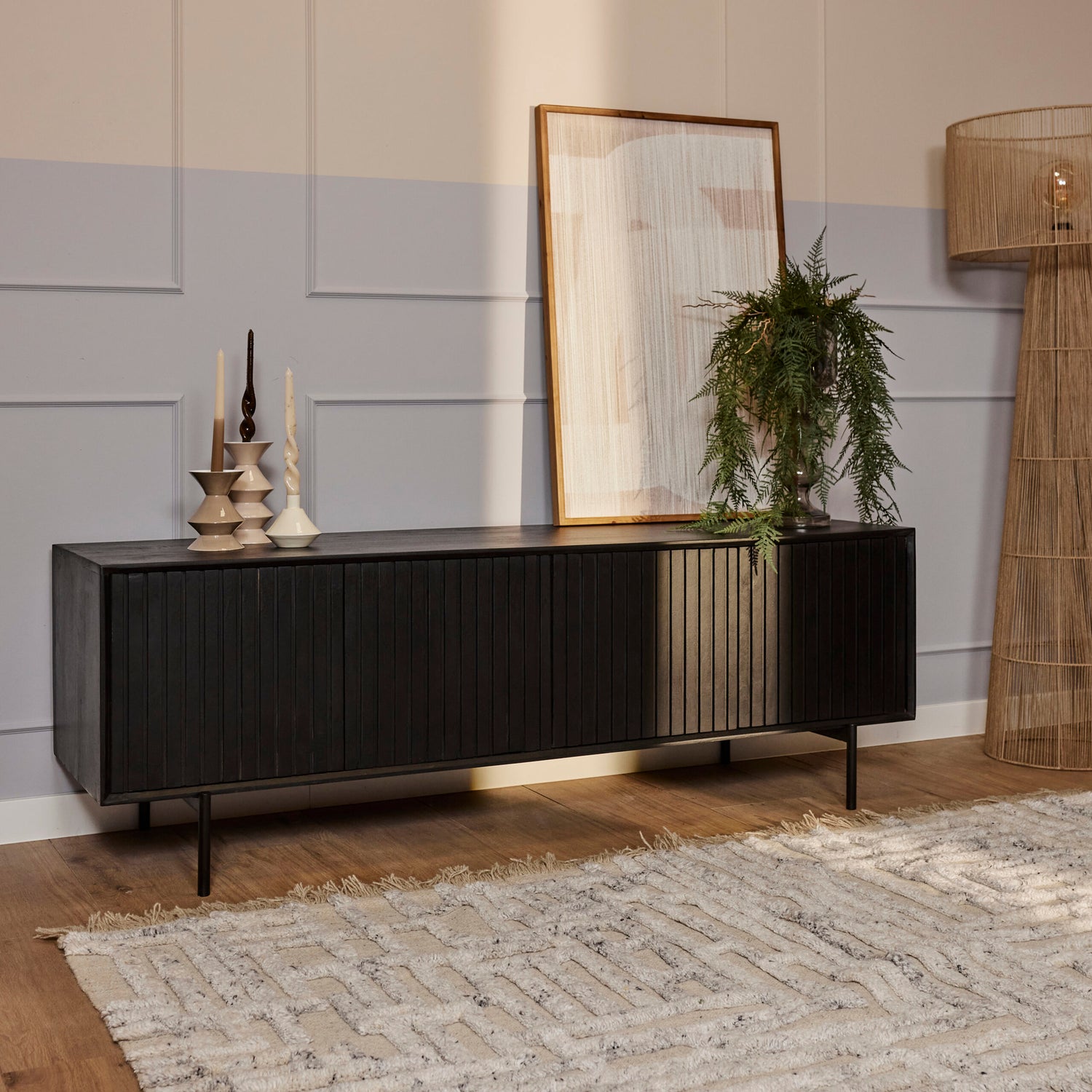 Tv meubel Madison van Starfurn in mangohout met zwart metalen frame, 165 cm breed, vooraanzicht
