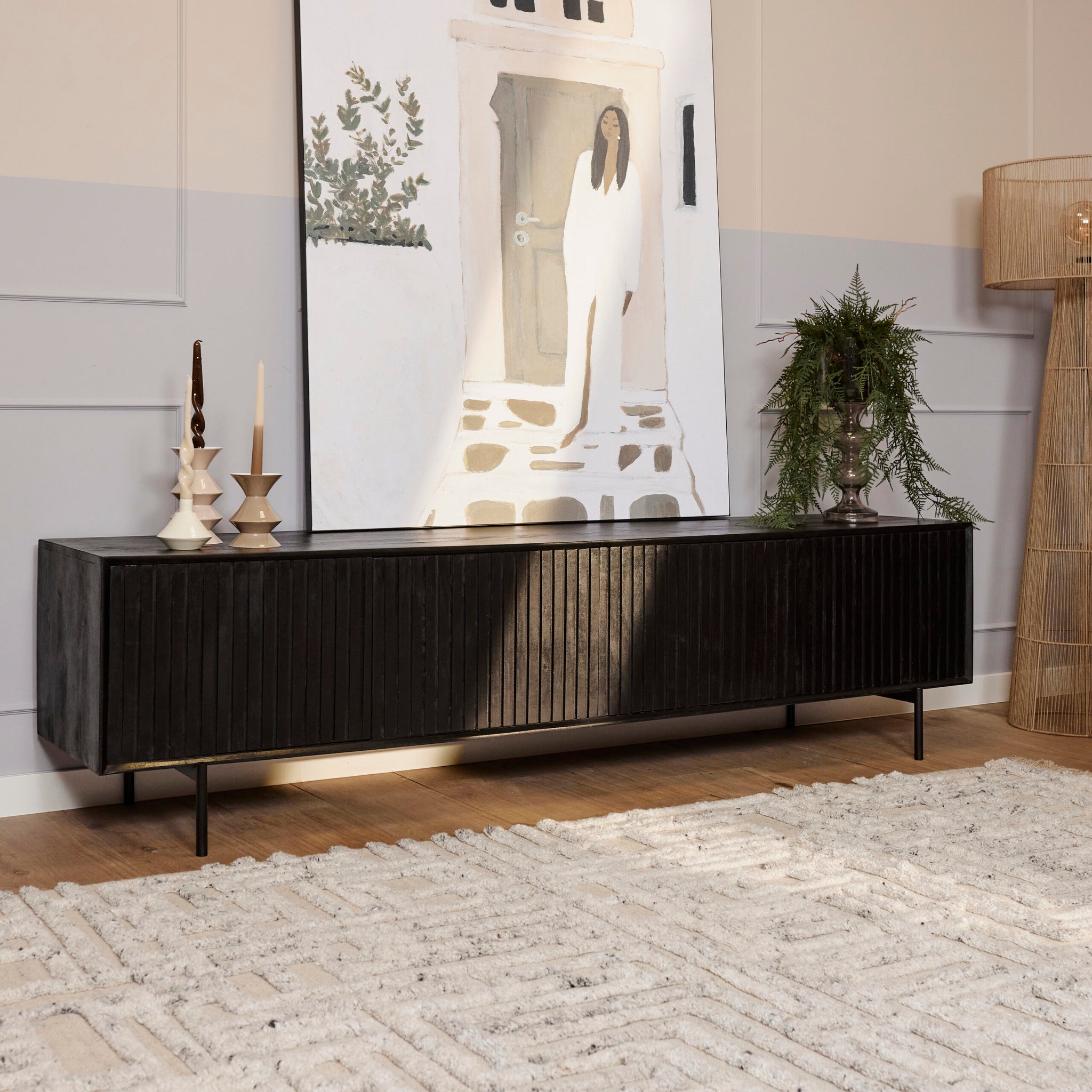 Tv meubel Madison van Starfurn in mangohout met zwart metalen frame, 210 cm breed, vooraanzicht