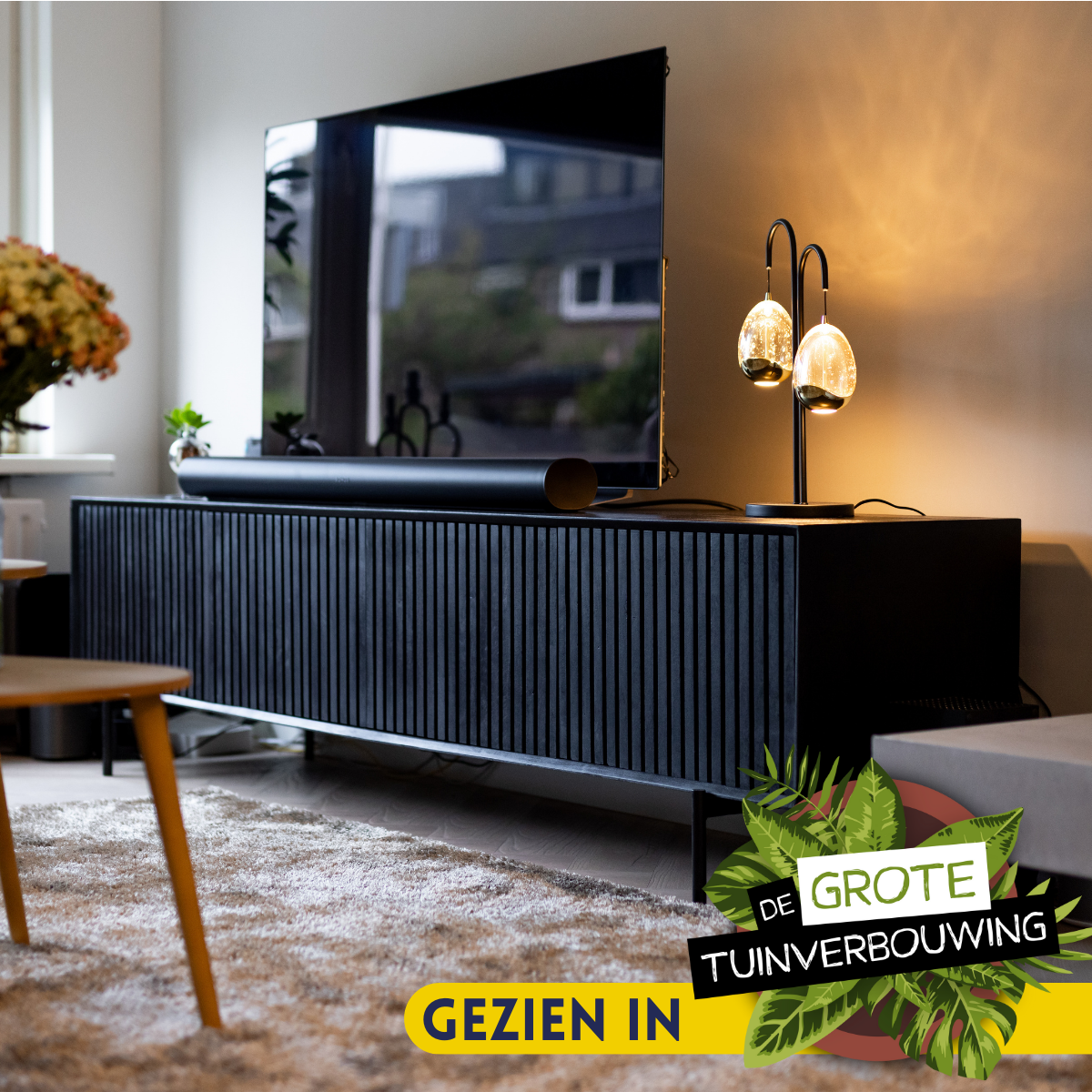 Detail van het verticale lattenpatroon op de zwart gelakte deuren van het Madison tv meubel
