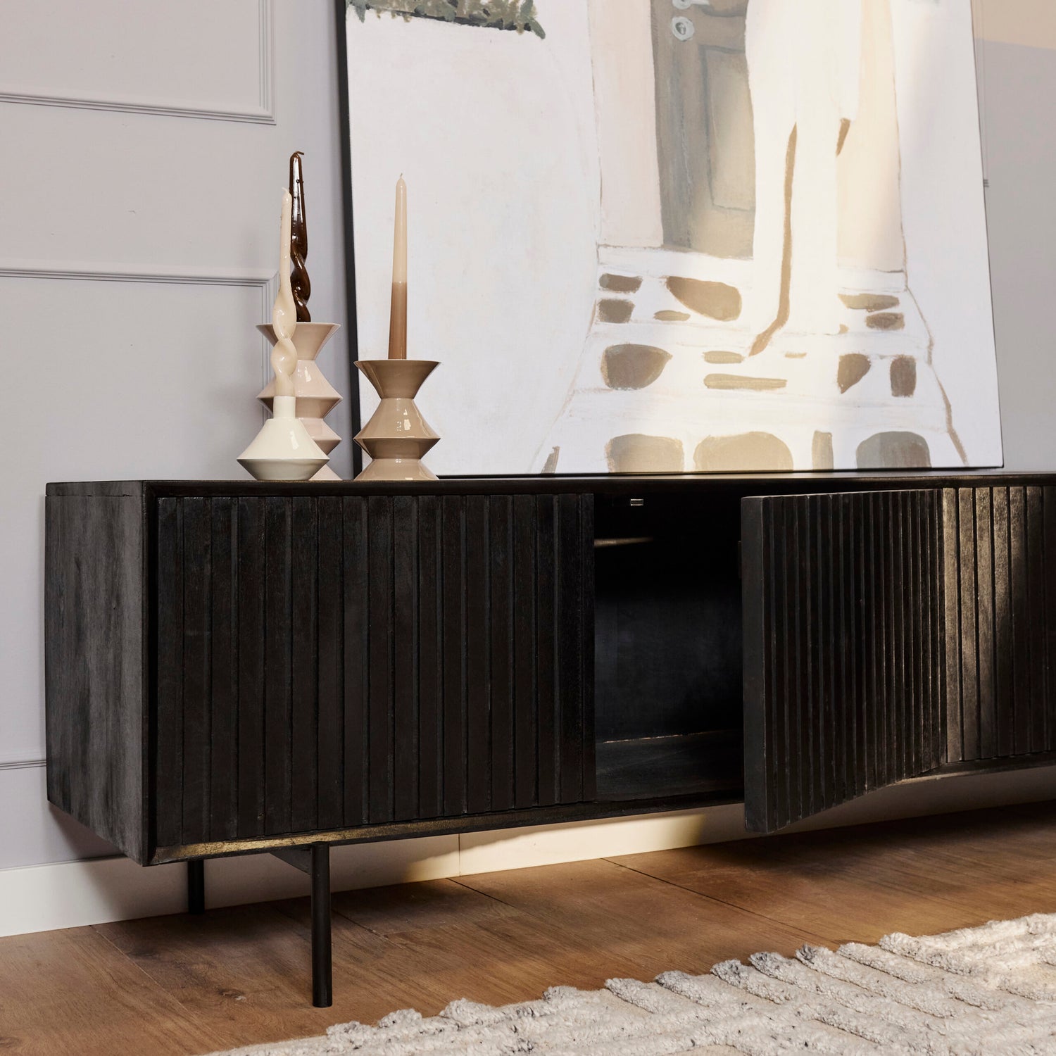 Zijaanzicht van het mangohouten Madison tv meubel met een diepte van 45 cm