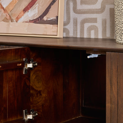 Tv Meubel Madison Mangohout Bruin 165cm van Starfurn, gestyled met televisie en woonaccessoires