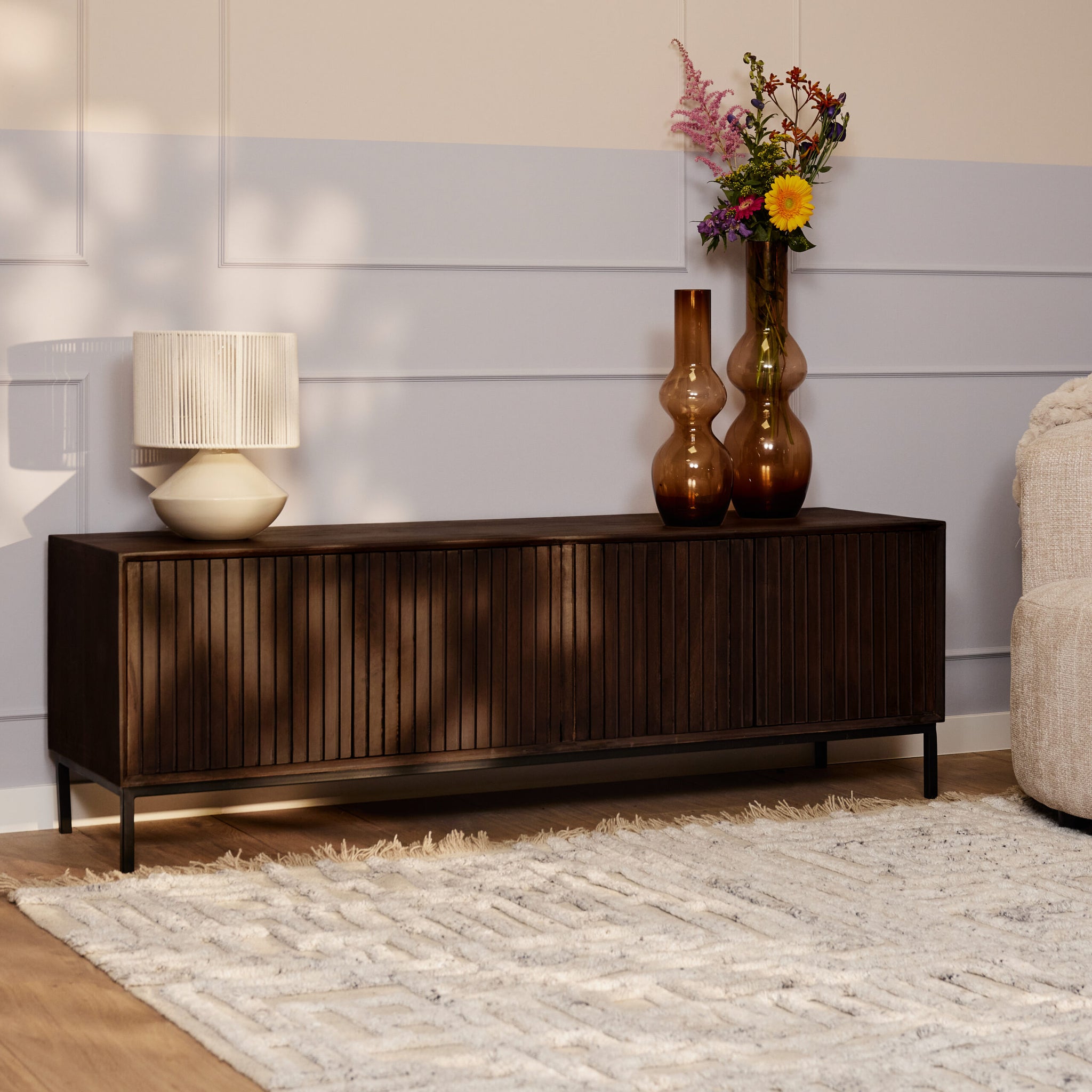 Tv Meubel Madison Mangohout Bruin 165cm van Starfurn, zwart gelakt metalen frame onder het houten blad