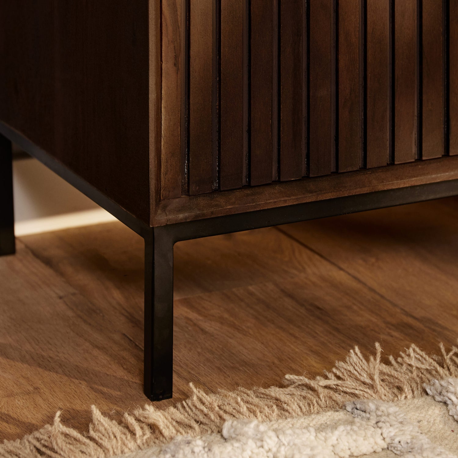 Tv Meubel Madison Mangohout Bruin 165cm van Starfurn, detail van de warme houtnerf in het mangohout