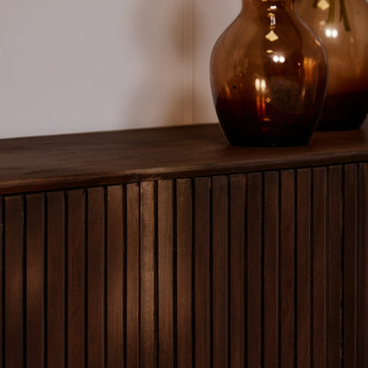 Tv Meubel Madison Mangohout Bruin 210cm van Starfurn, vooraanzicht van het brede mangohouten tv meubel
