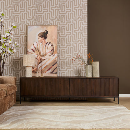 Tv Meubel Madison Mangohout Bruin 210cm van Starfurn, gestyled met televisie en decoratie erop