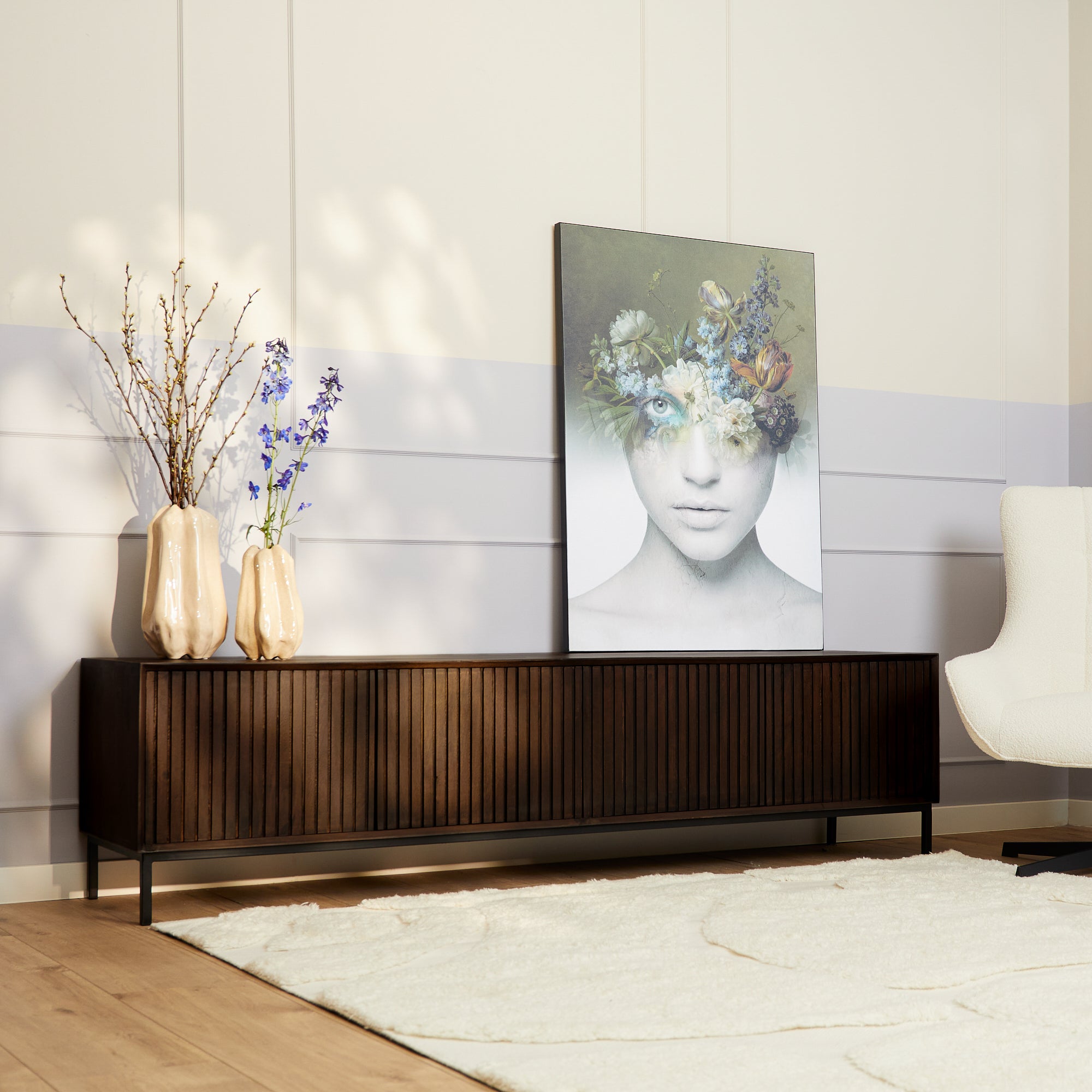 Tv Meubel Madison Mangohout Bruin 210cm van Starfurn, detail van de houtnerf in de bruine finish