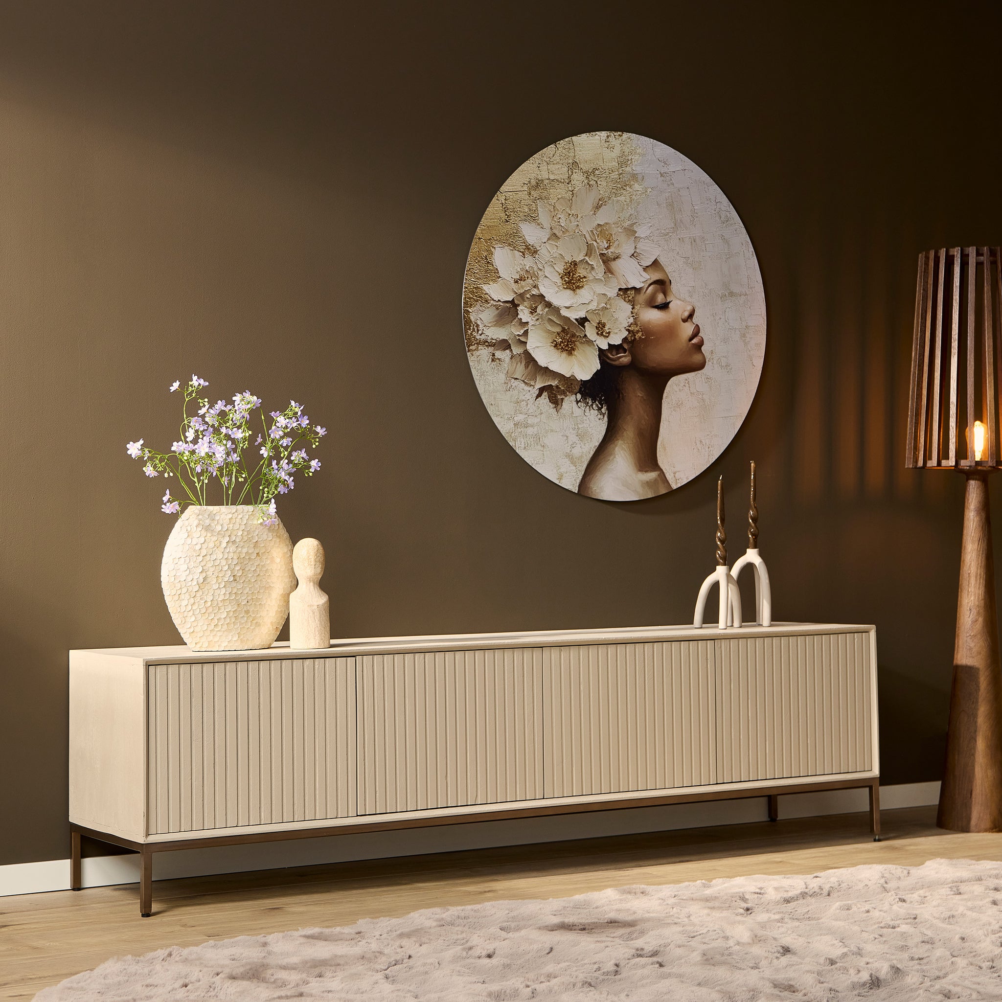 Tv Meubel Madison van Starfurn in zand mangohout, 210 cm breed met greeploze deuren en bronskleurig metalen frame