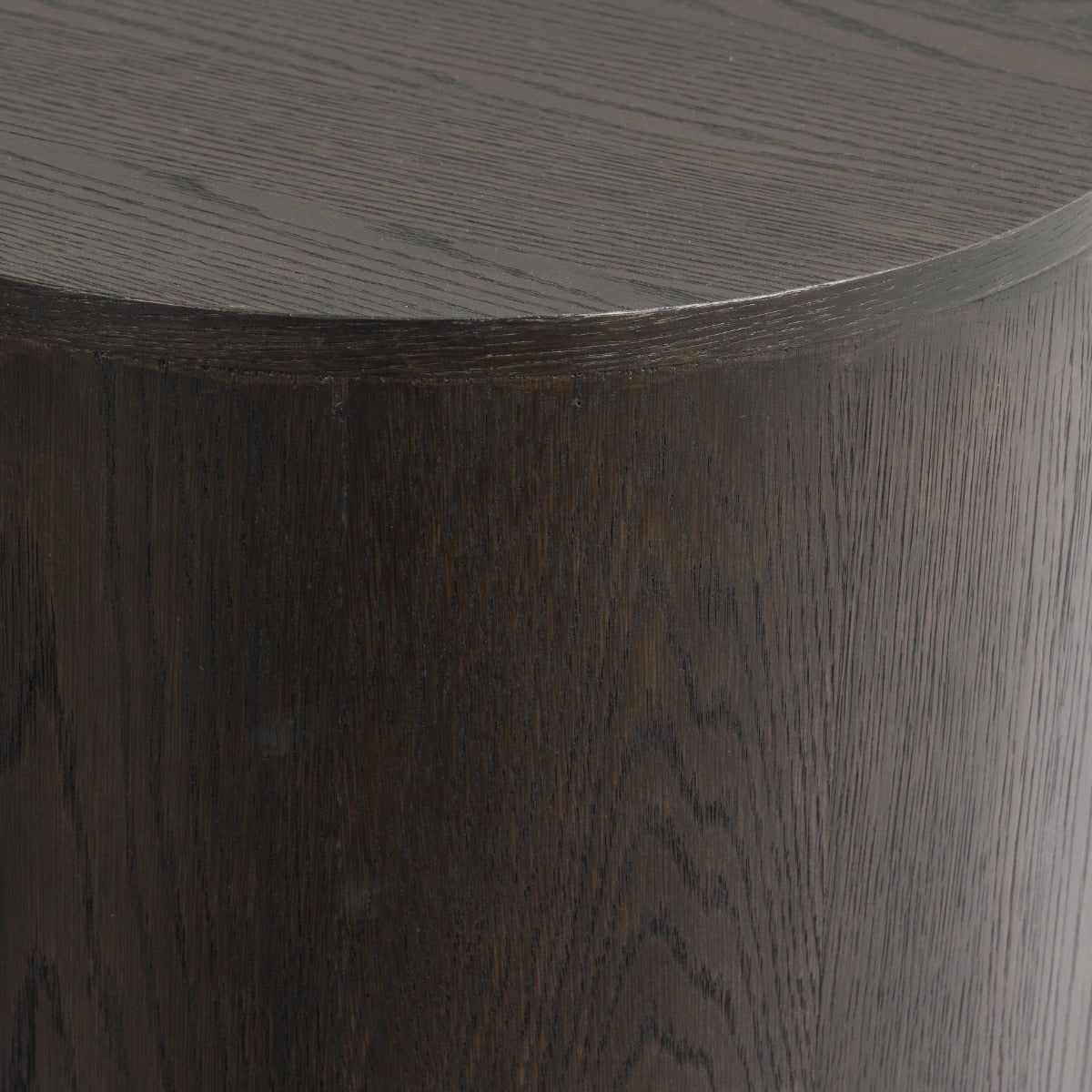 Detail van het eikenhout fineer van het tv-meubel Novero espresso