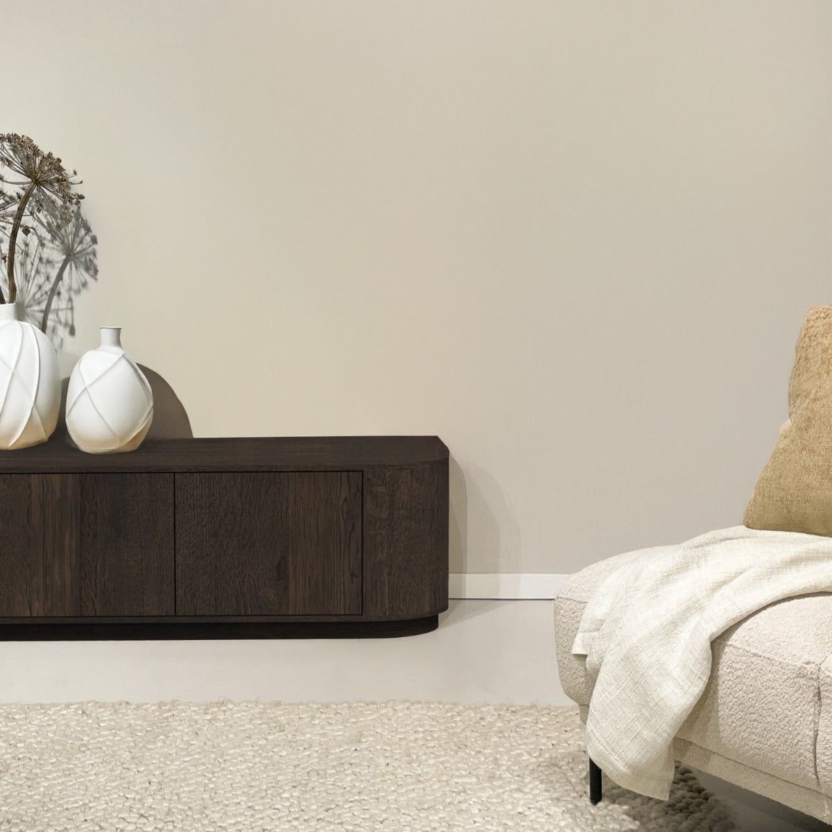 TV-meubel Novero espresso 140cm in een woonkamer