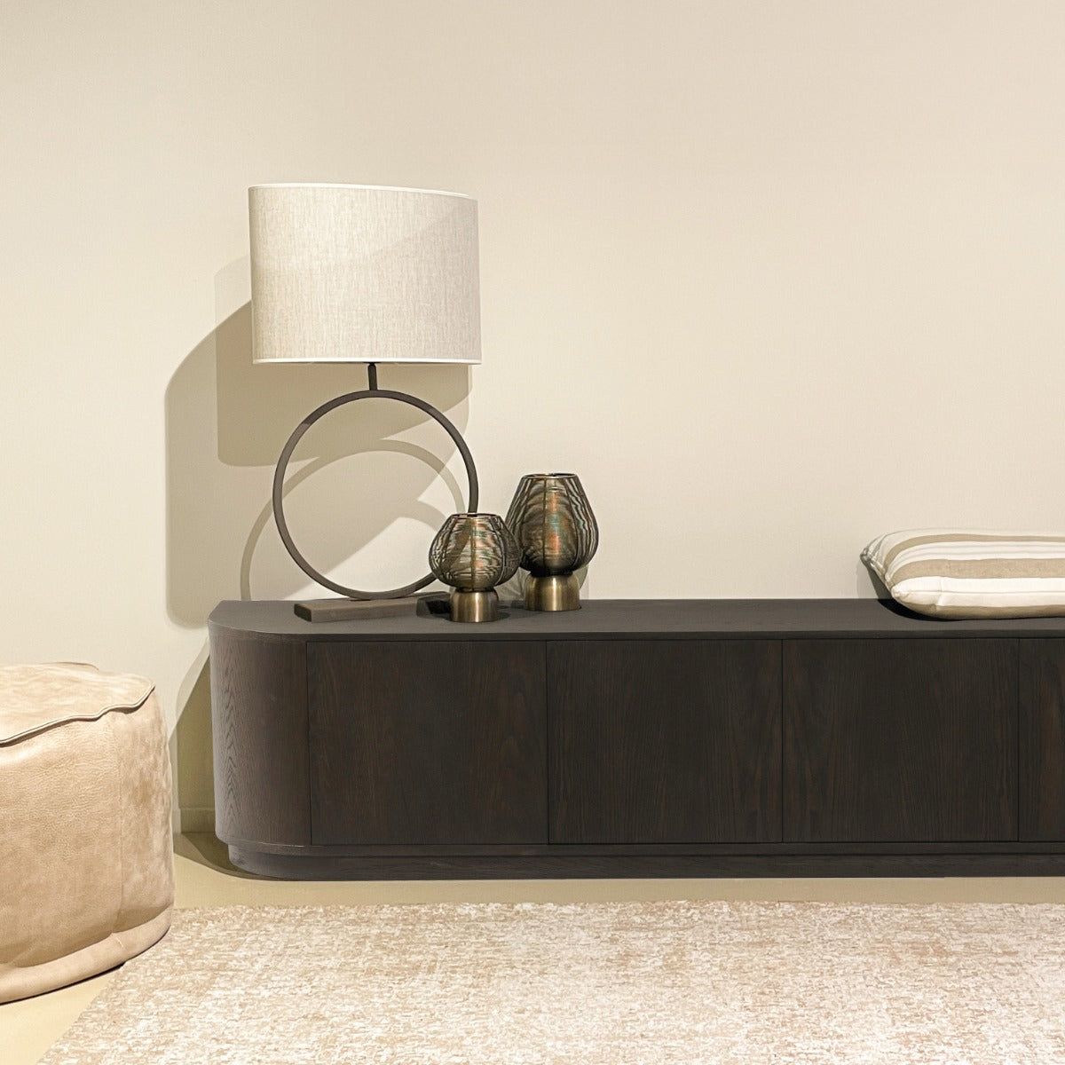 TV-meubel Novero espresso 220cm in een woonkamer
