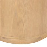 Detail van het eikenhout fineer van het tv-meubel Novero naturel