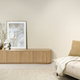 TV-meubel Novero naturel 220cm in een woonkamer