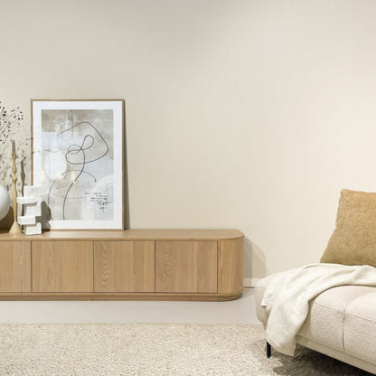 TV-meubel Novero naturel 220cm in een woonkamer