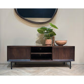 TV-meubel Ravenstein 150cm in Chestnut, donkerbruin mangohout met zwart onderstel