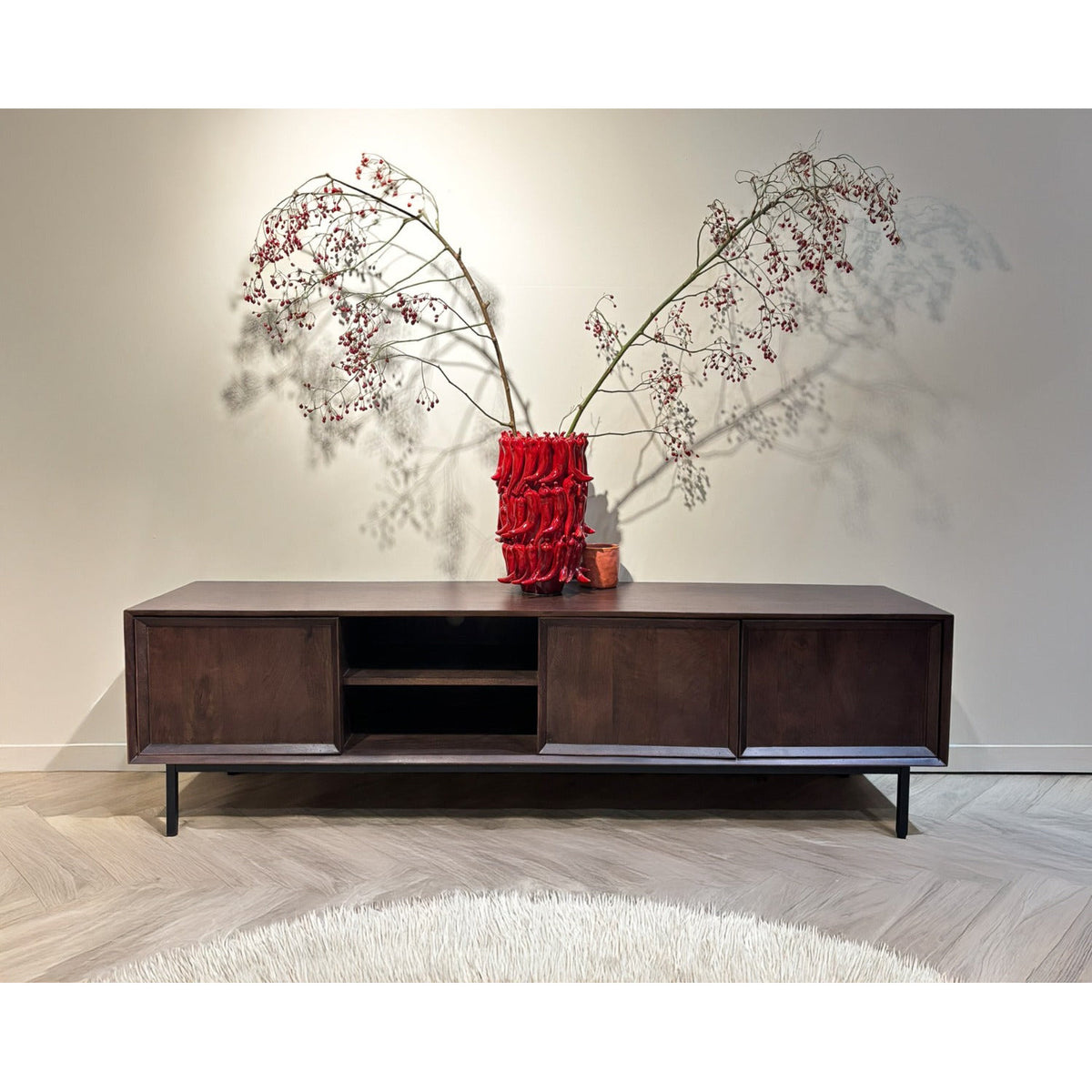 TV-meubel Ravenstein 180cm in Chestnut, donkerbruin mangohout met zwart onderstel