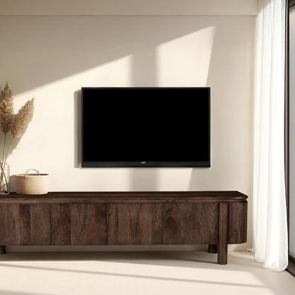 TV-meubel Salano chestnut 210cm in een woonkamer