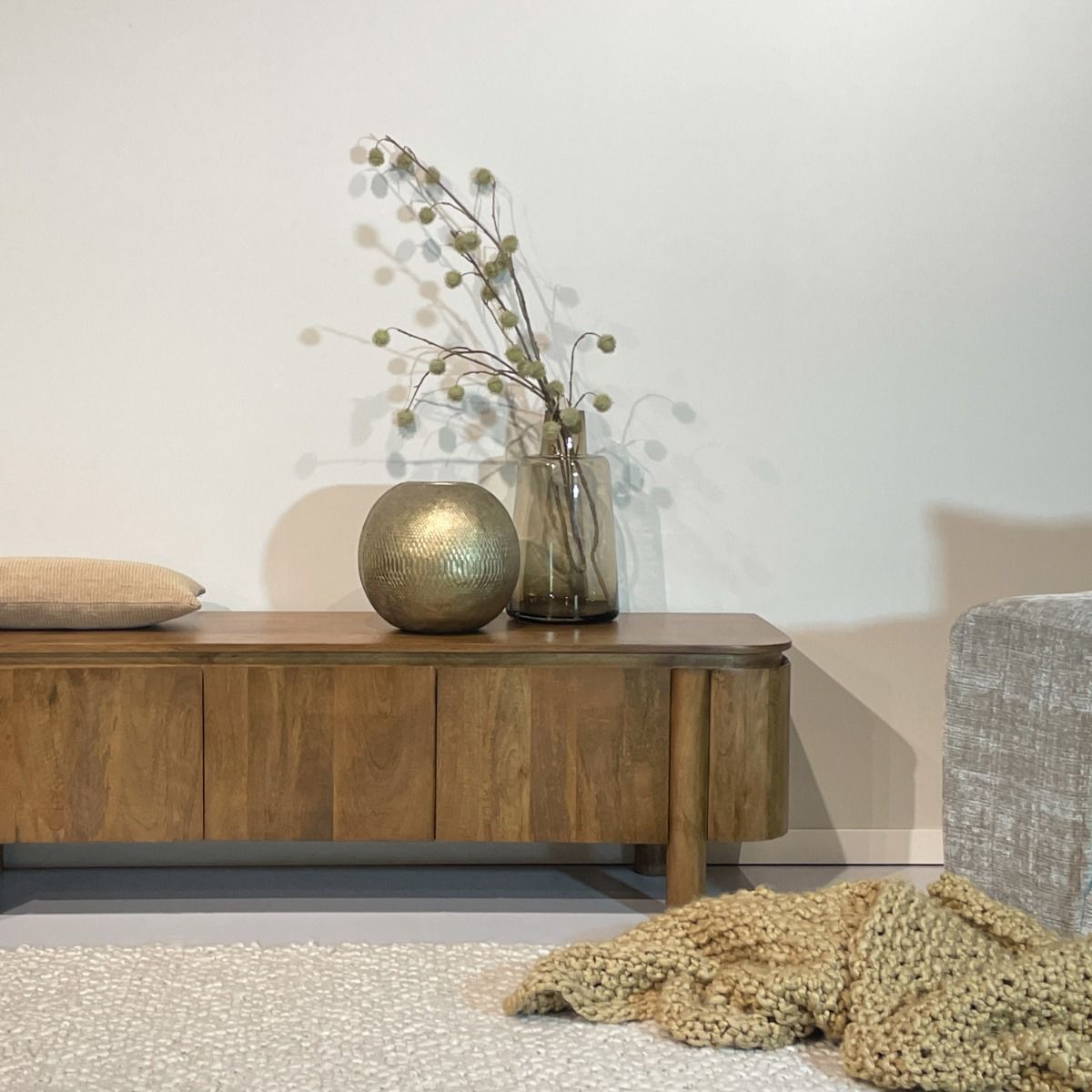TV-meubel Salano pecan 170cm in een woonkamer