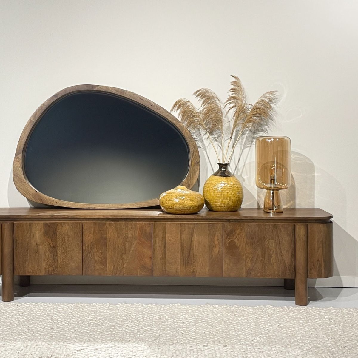 TV-meubel Salano pecan 210cm in een woonkamer