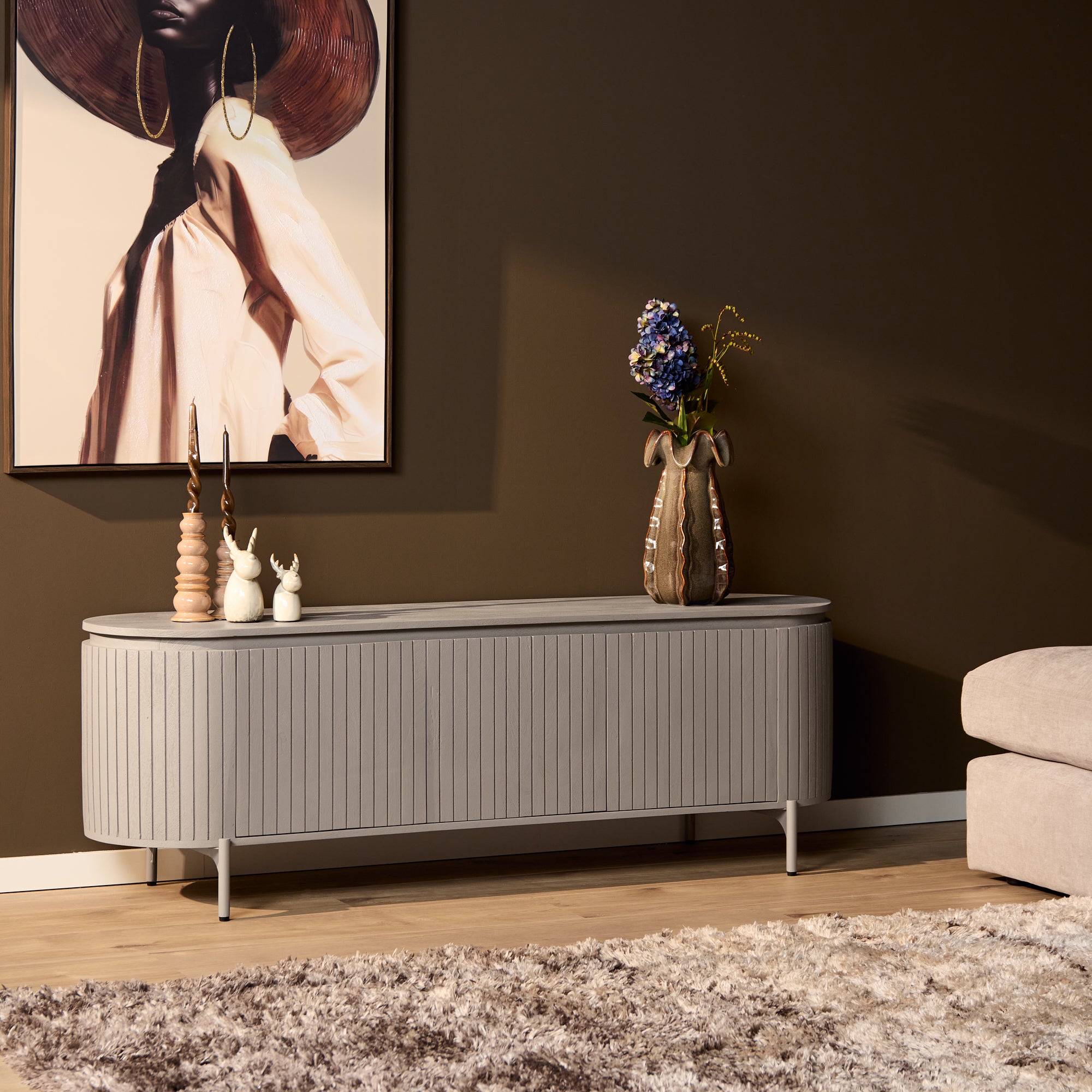 Tv meubel Solana van Starfurn in taupe mangohout, 165 cm breed met drie deurtjes