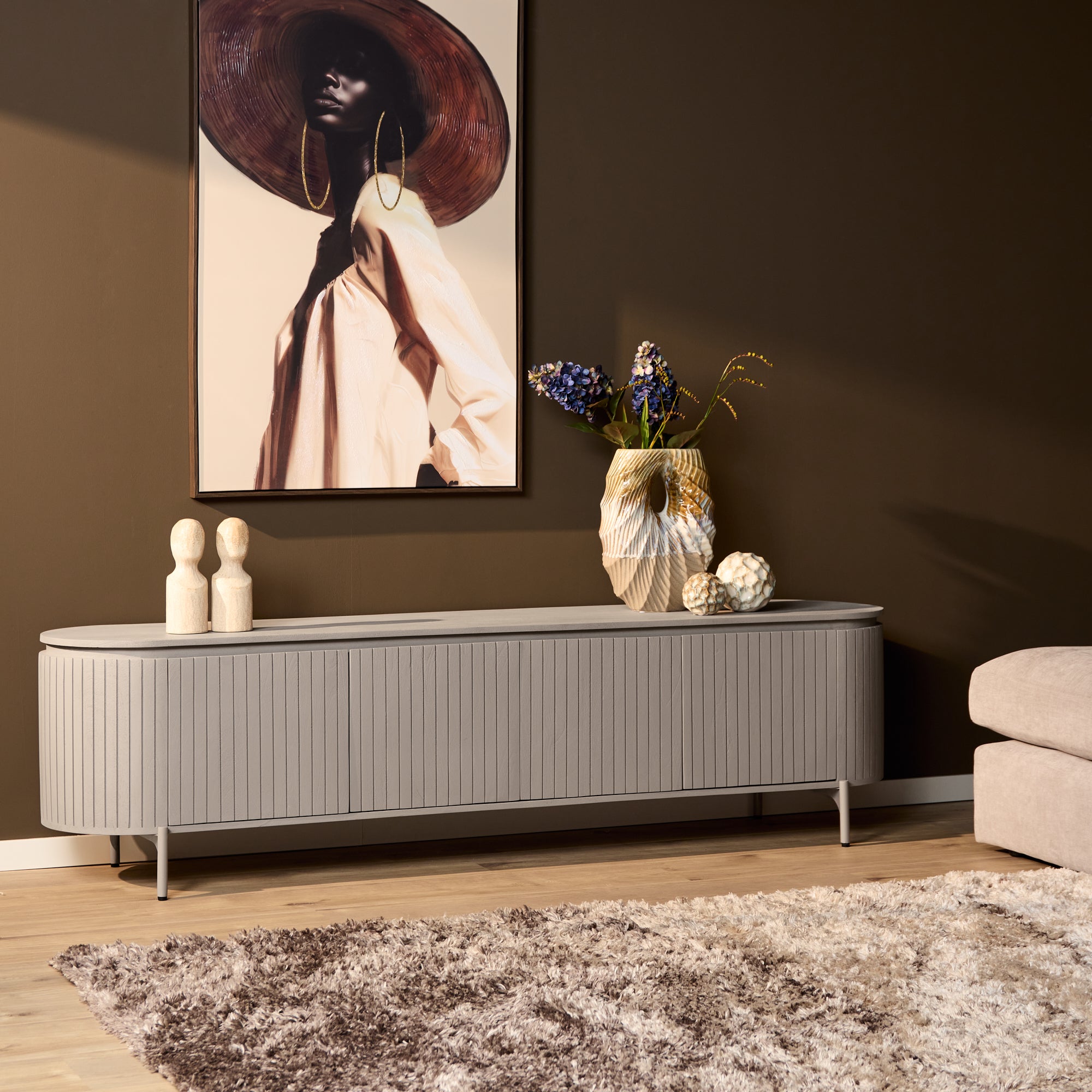 Tv meubel Solana van Starfurn in taupe mangohout, 210 cm breed met deurtjes
