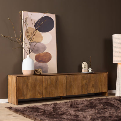 TV-meubel Tense van Starfurn met decoratie en kunst in een warme woonkamer