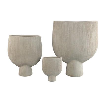 Tywin khaki pot van PTMD vanuit een andere hoek, ovale keramieken vorm met ribbelmotief en zichtbare voet