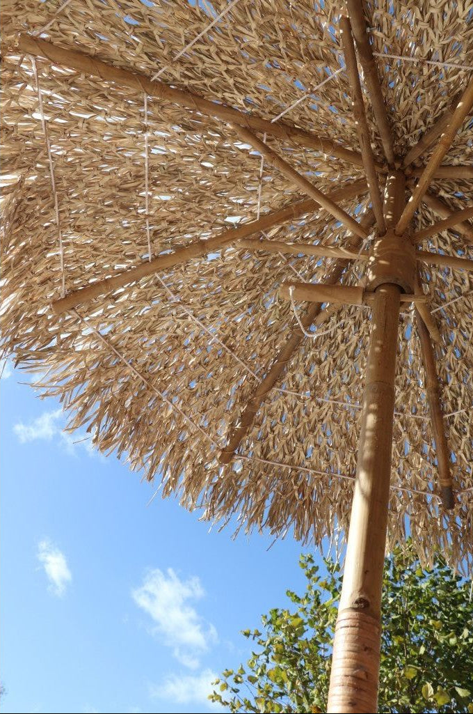 Parasol Fidji van Pomax, naturel parasol van mendong gras met houten stok, volledig uitgeklapt
