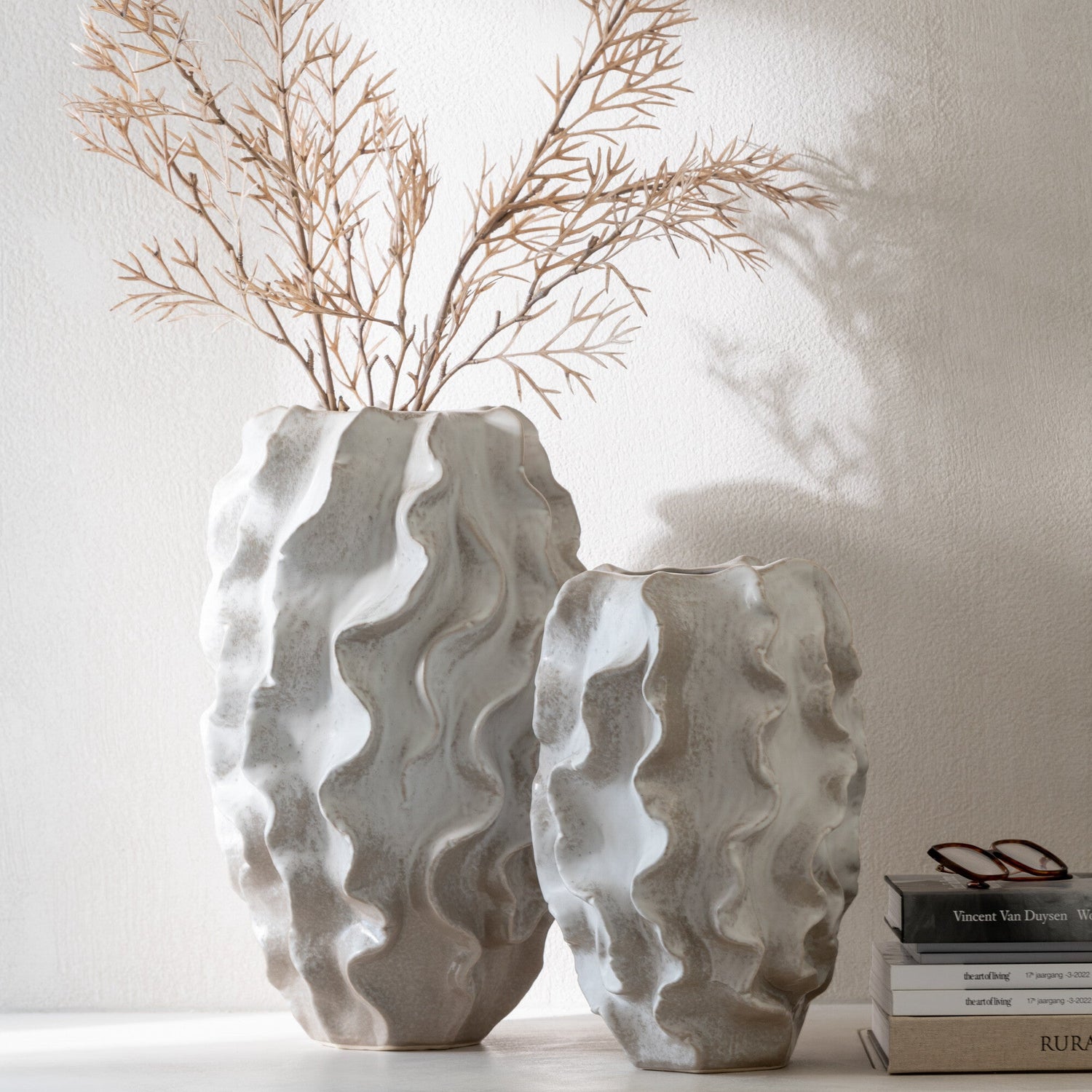 Vaas Abstract Golven Keramiek Beige Large L33cmxB33cmxH48cm - Vaas - J-Line - livinglovely.nl