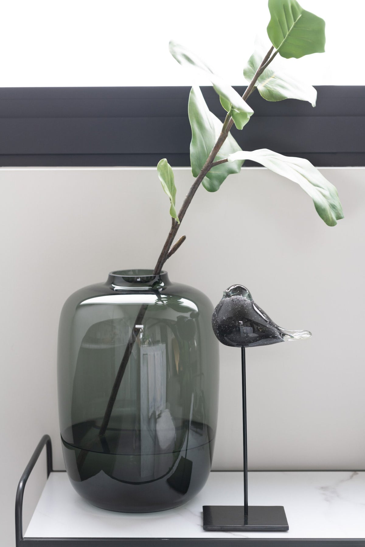 Sfeerfoto van de grijze glazen vaas Cleo van J-Line in het interieur