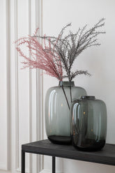 Vaas Cleo van grijs glas van J-Line gestyled in een woonruimte