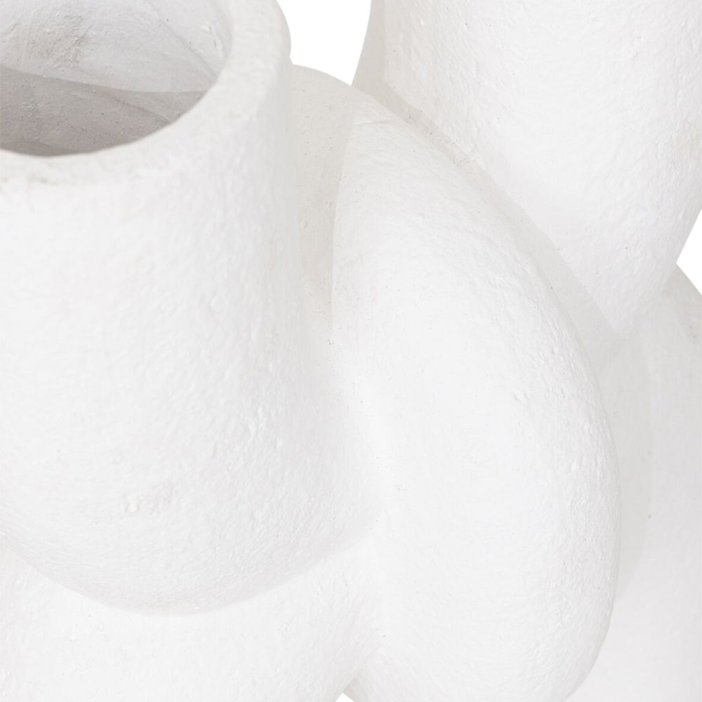 Vaas Cupido van MUST Living, witte vaas gestyled met droogbloemen in een interieur