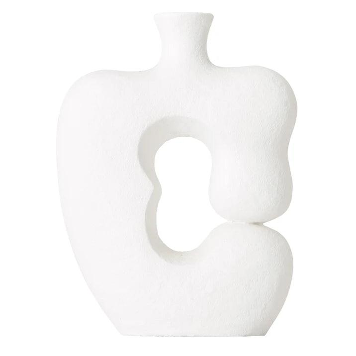 Vaas Eros van MUST Living, smalle witte vaas van vezelcement met fijn reliëf op een lichte achtergrond