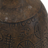 Detail van Vaas Faro van MUST Living met ingekraste cirkels, ruiten en stippen in het oppervlak