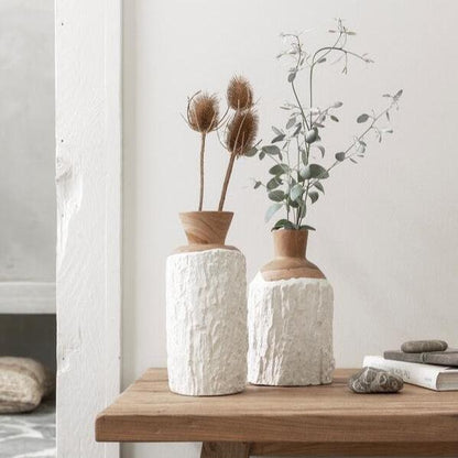 Vaas Kent Small van MUST Living, vaas met gedroogde takken op een sidetable