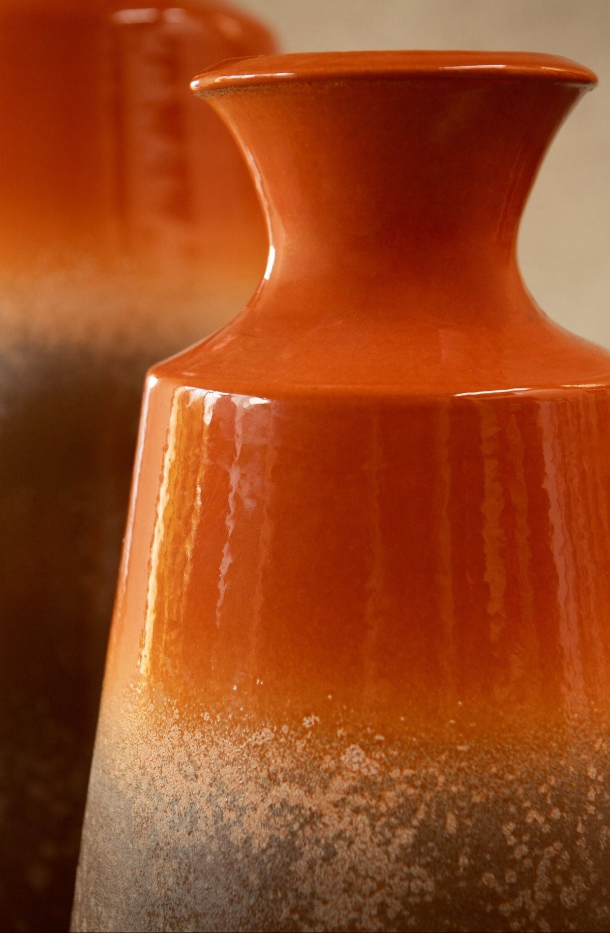 Vaas Keramiek Oranje/Donkerbruin van J-Line, grote keramische vaas in oranje en donkerbruin, sfeerbeeld