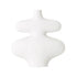 Vaas La Femme Medium van MUST Living, witte sculpturale vaas van vezelcement van 46cm hoog