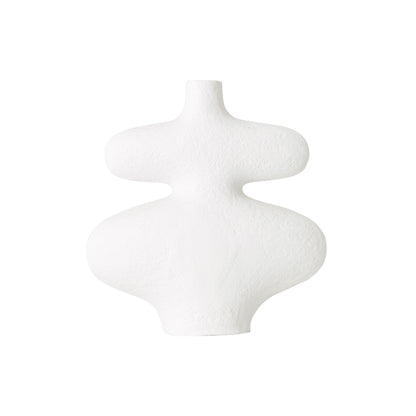 Vaas La Femme Small van MUST Living, compacte witte sculpturale vaas van vezelcement
