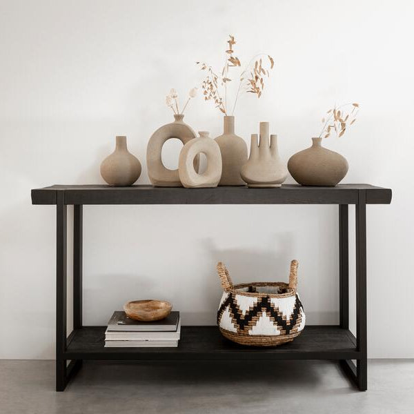 Vaas Lou van MUST Living, terracotta vaas met zachte zandtint en matte afwerking