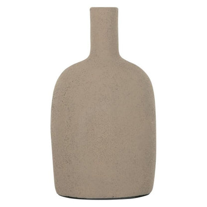 Vaas Lou van MUST Living, terracotta vaas met droogtakken in een lichte woonkamer