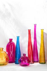 Sfeerfoto van de fuchsia glazen vaas Noah van J-Line in het interieur