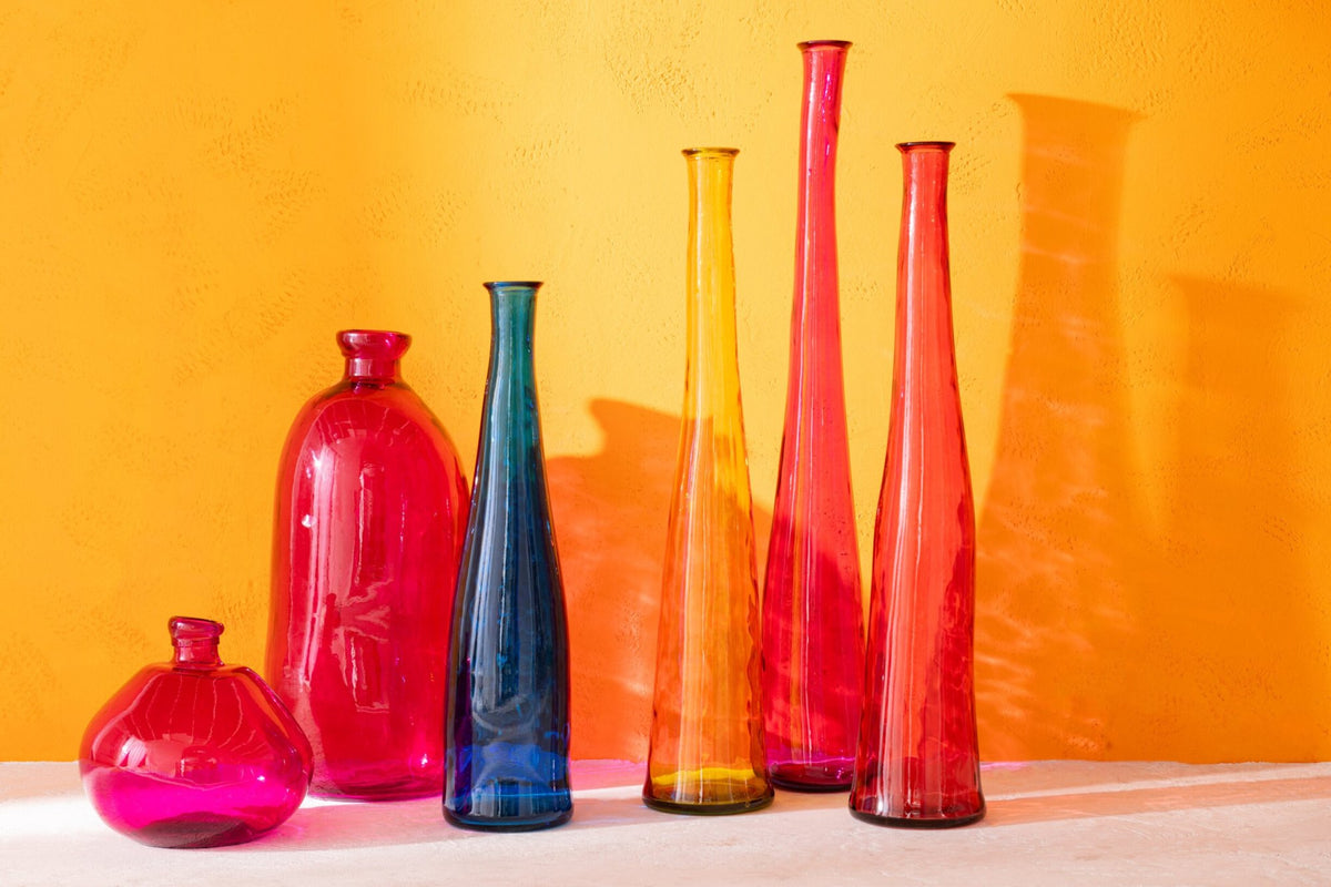 Vaas Noah van fuchsia glas van J-Line, liggende sfeeropname in het interieur
