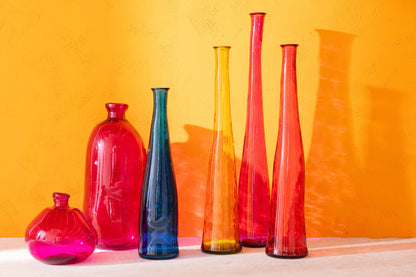 Vaas Noah van fuchsia glas van J-Line, liggende sfeeropname in het interieur