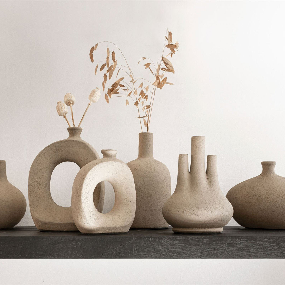 Handgemaakte terracotta vaas Okko zandkleur vooraanzicht