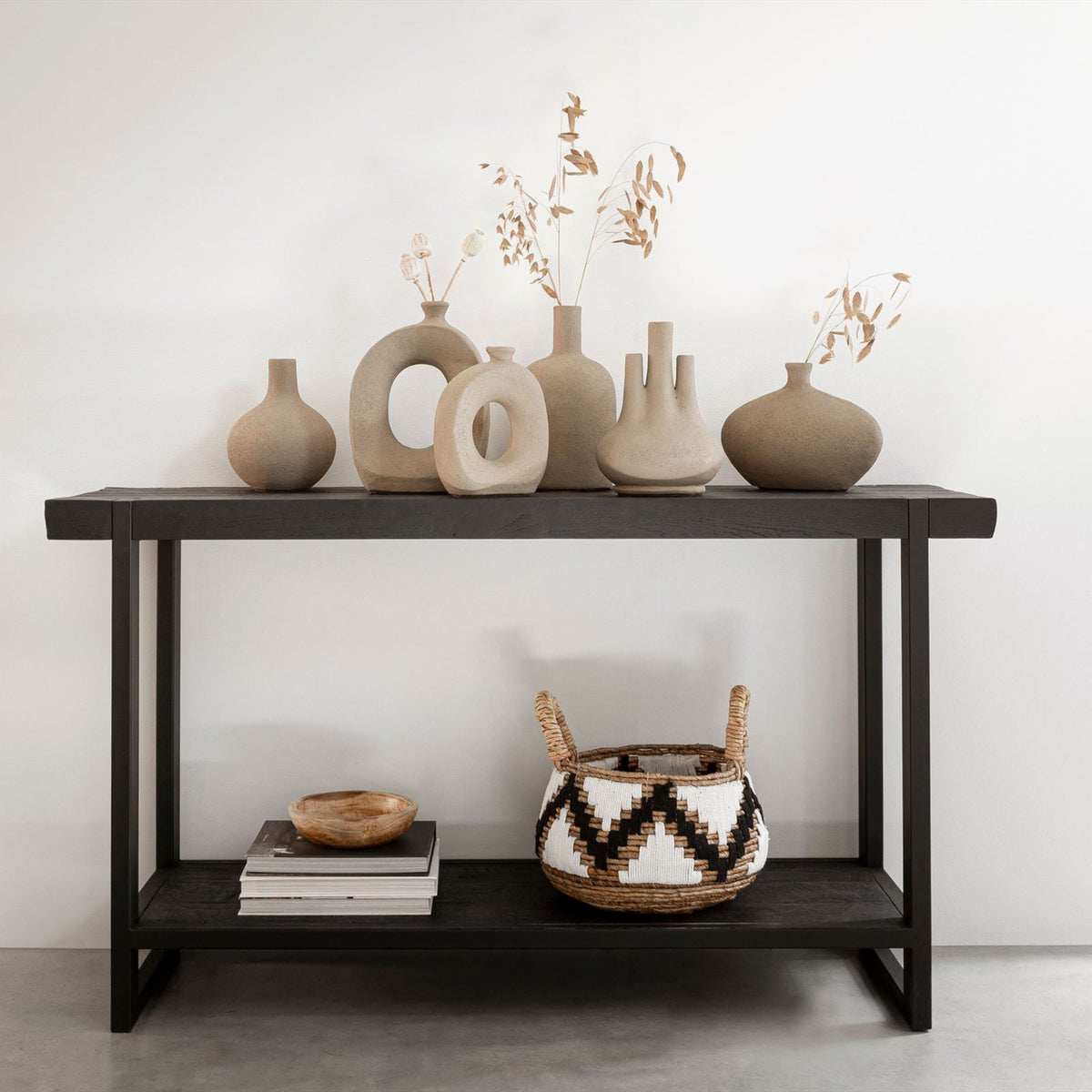 Vaas Okko zand terracotta in open kast MUST Living