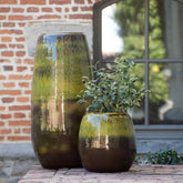 Sfeerfoto van de grote groene terracotta vaas olijf van J-Line in het interieur