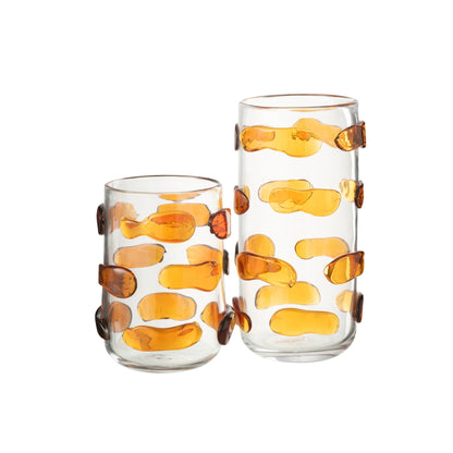 Glazen Pebbles vaas van J-Line met warme ambergloed op een bijzettafel